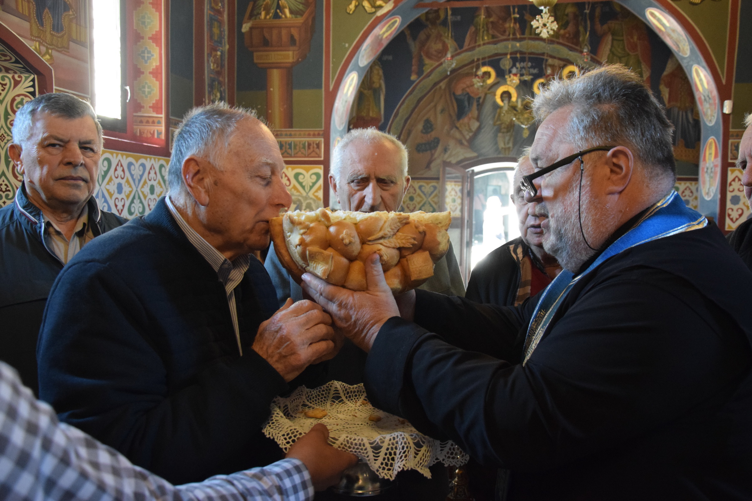 Слава сечење колача у цркви Св Пророка Илије